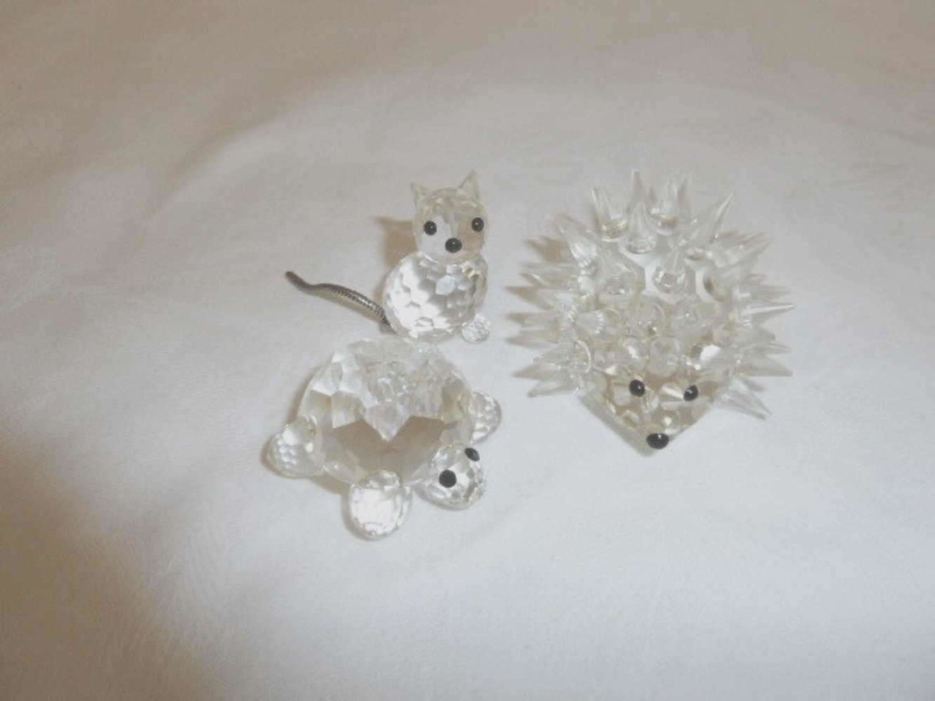 3 crystal glass animal figures, 1 hedgehog, 1 turtle, and 1 cat. Partly the tips with chip.