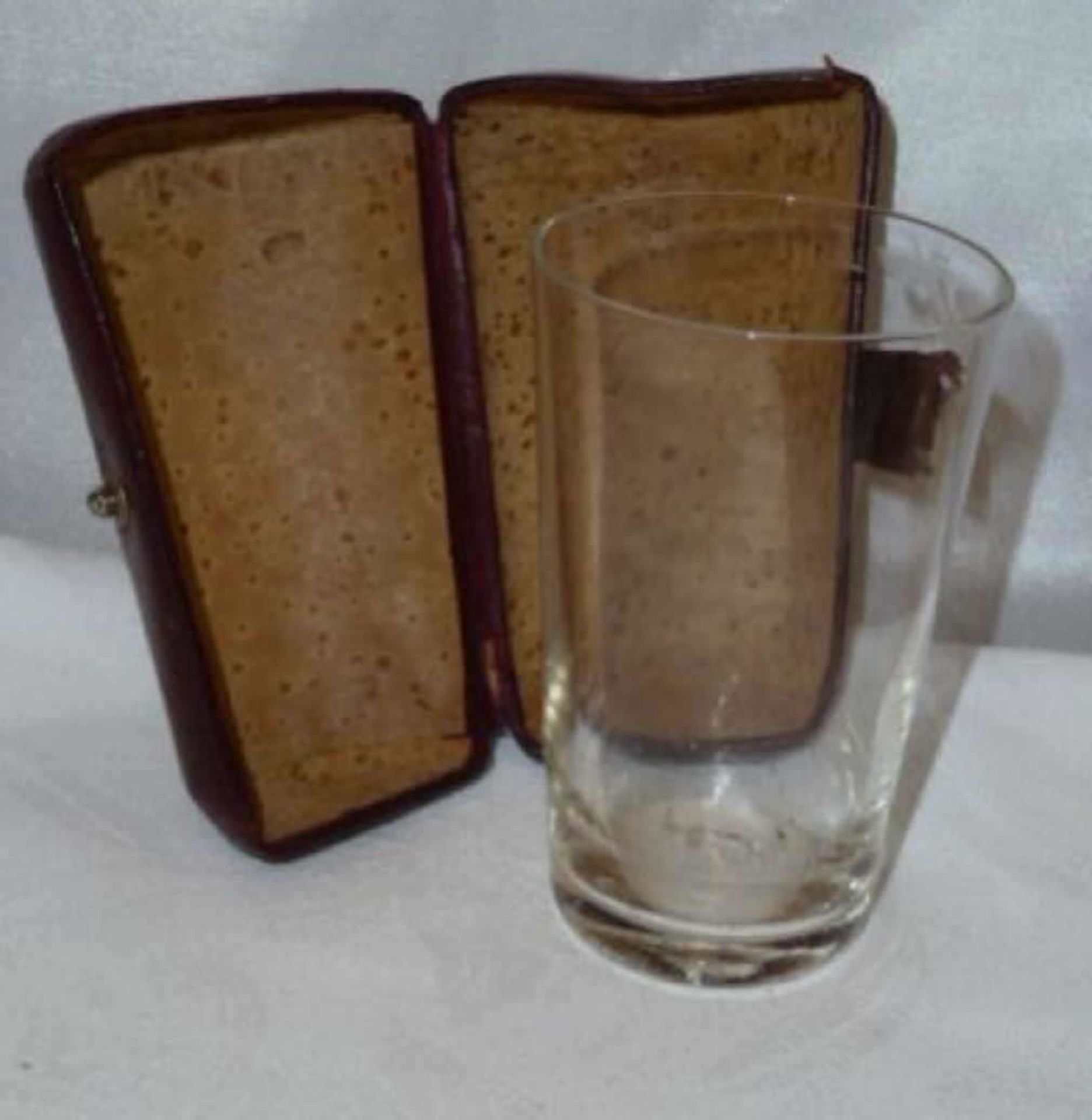 1 travel glass around 1900 in a leather case, height about 9cm. 10cm.