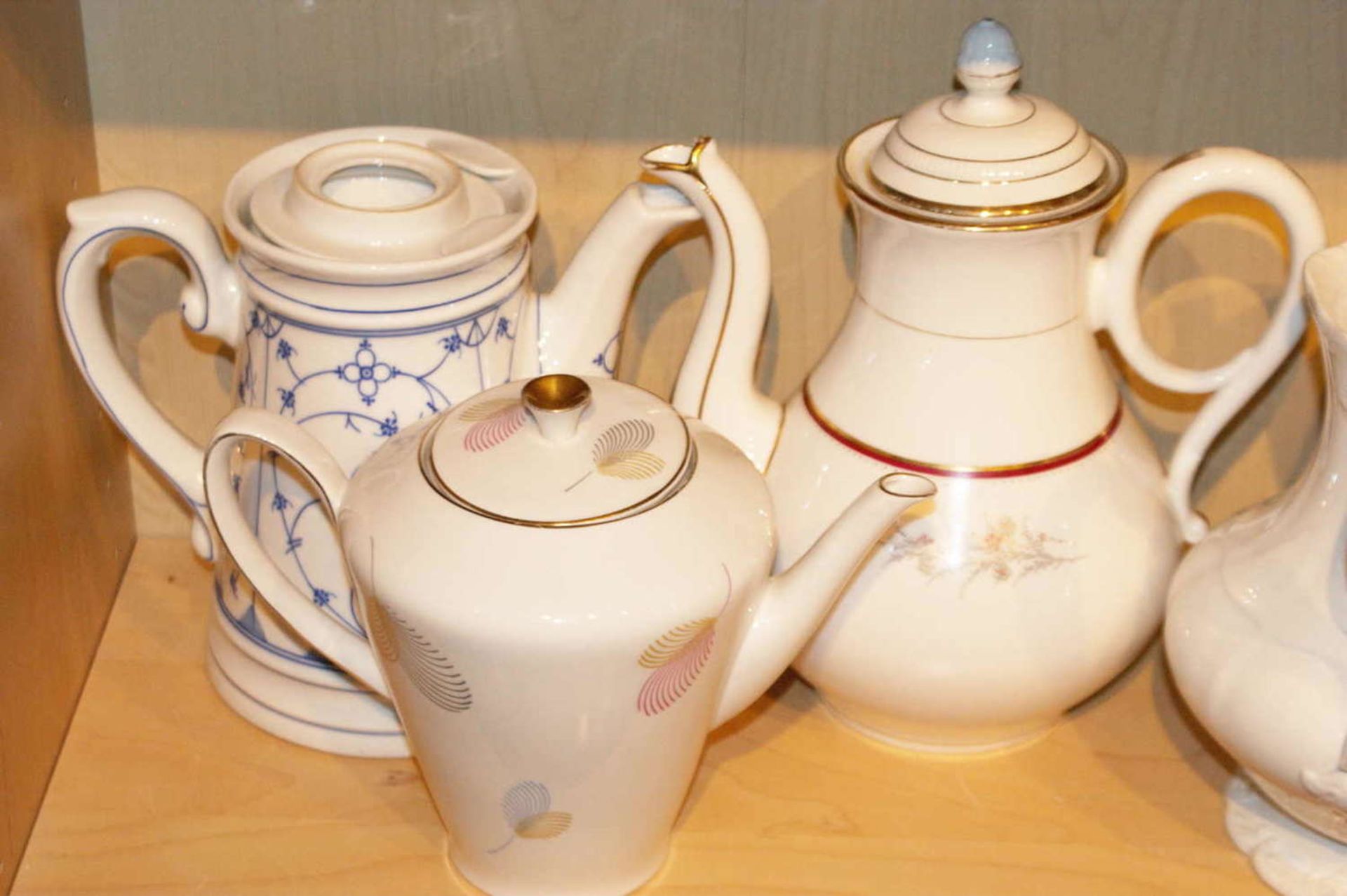 large lot of coffee pots, a total of 5 pieces, as well old Villeroy & Boch, 2 lids missing. - Image 2 of 3