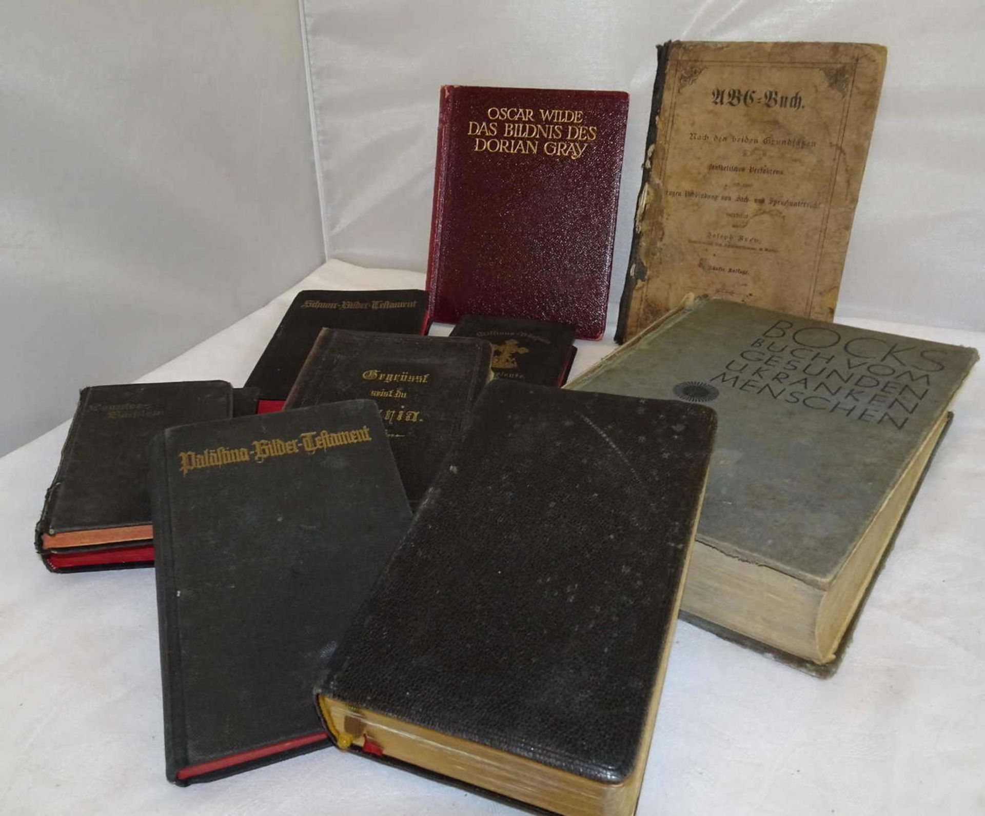 Large lot of books from household dissolution, as well mostly Christian writings. Please visit. - Bild 2 aus 2