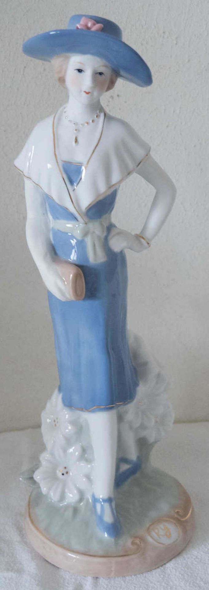 Porcelain figurine "Elegant lady, polychrome Height: about 31 cm At the stand" RY ".