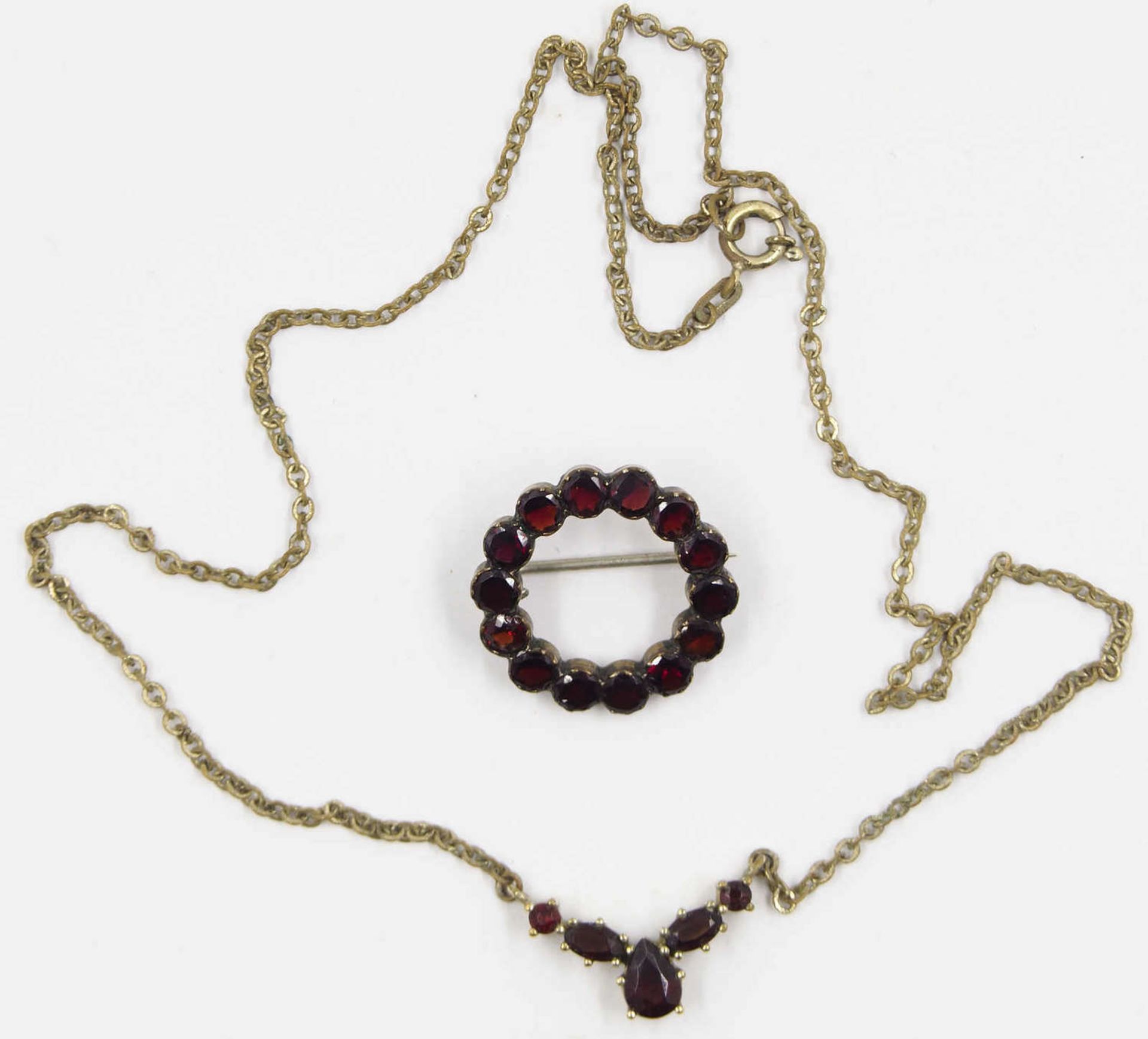 Two pieces of garnet jewelery consisting of a necklace and a brooch. Tombak.