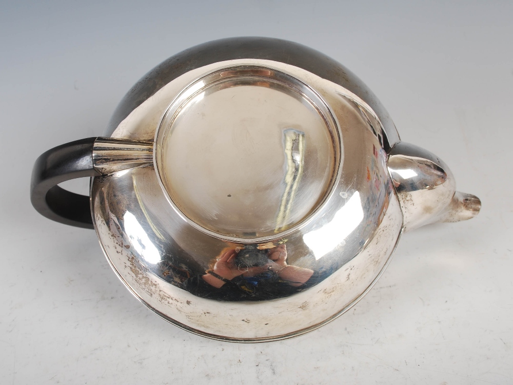 A George V silver three piece tea set, Sheffield, 1912, makers mark of WF over AF, circular shaped - Image 10 of 18