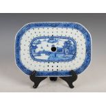 A Chinese porcelain blue and white octagonal shaped meat plate drainer, Qing Dynasty, decorated with