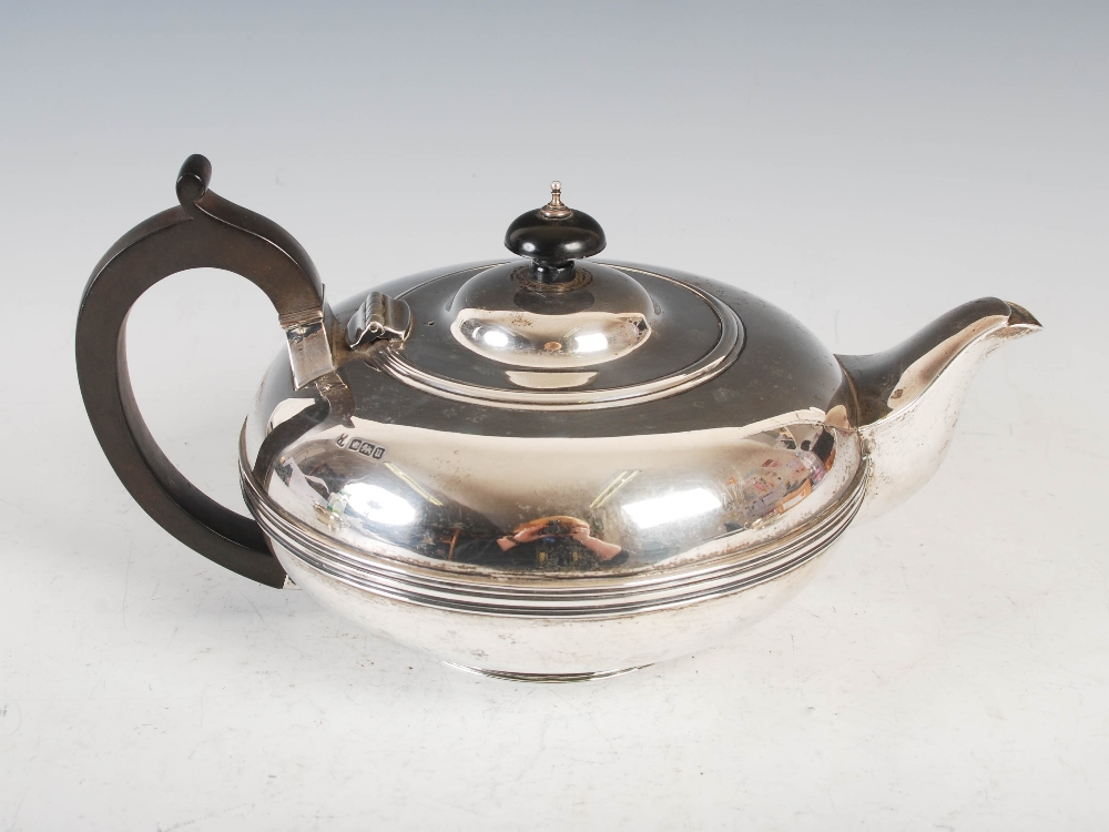 A George V silver three piece tea set, Sheffield, 1912, makers mark of WF over AF, circular shaped - Image 5 of 18