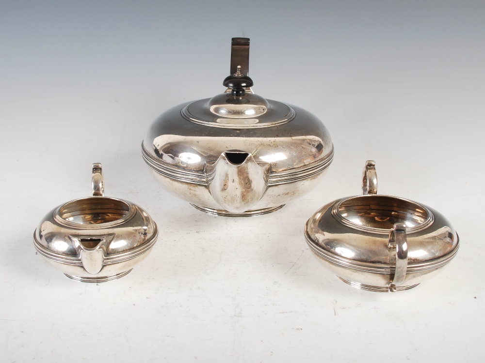 A George V silver three piece tea set, Sheffield, 1912, makers mark of WF over AF, circular shaped - Image 2 of 18