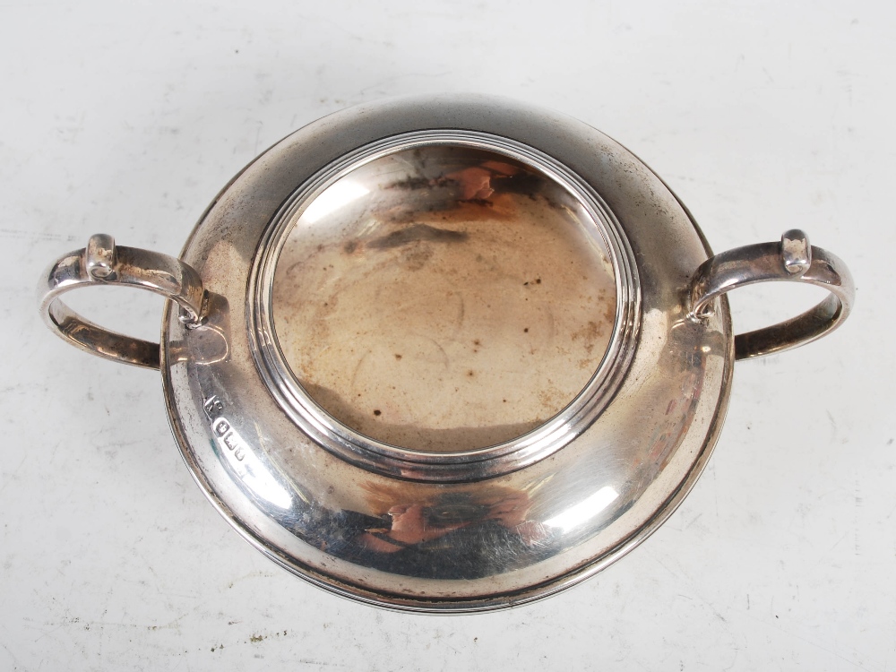 A George V silver three piece tea set, Sheffield, 1912, makers mark of WF over AF, circular shaped - Image 16 of 18