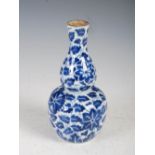 A Chinese blue and white porcelain double gourd vase, Qing Dynasty, decorated with flowers and