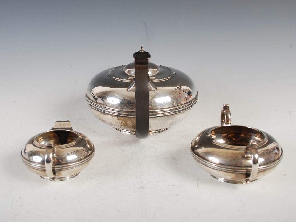A George V silver three piece tea set, Sheffield, 1912, makers mark of WF over AF, circular shaped - Image 4 of 18