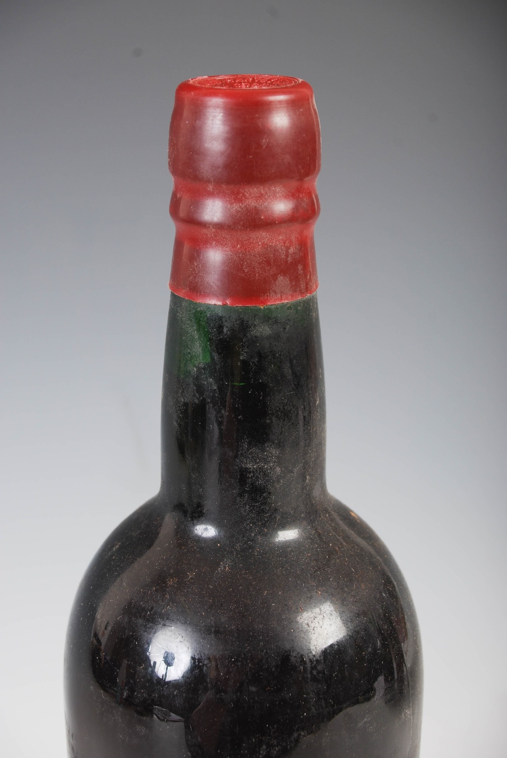 Four bottles of vintage port, comprising; one bottle of Cockburn's Vintage Port 1963, two bottles of - Image 7 of 16