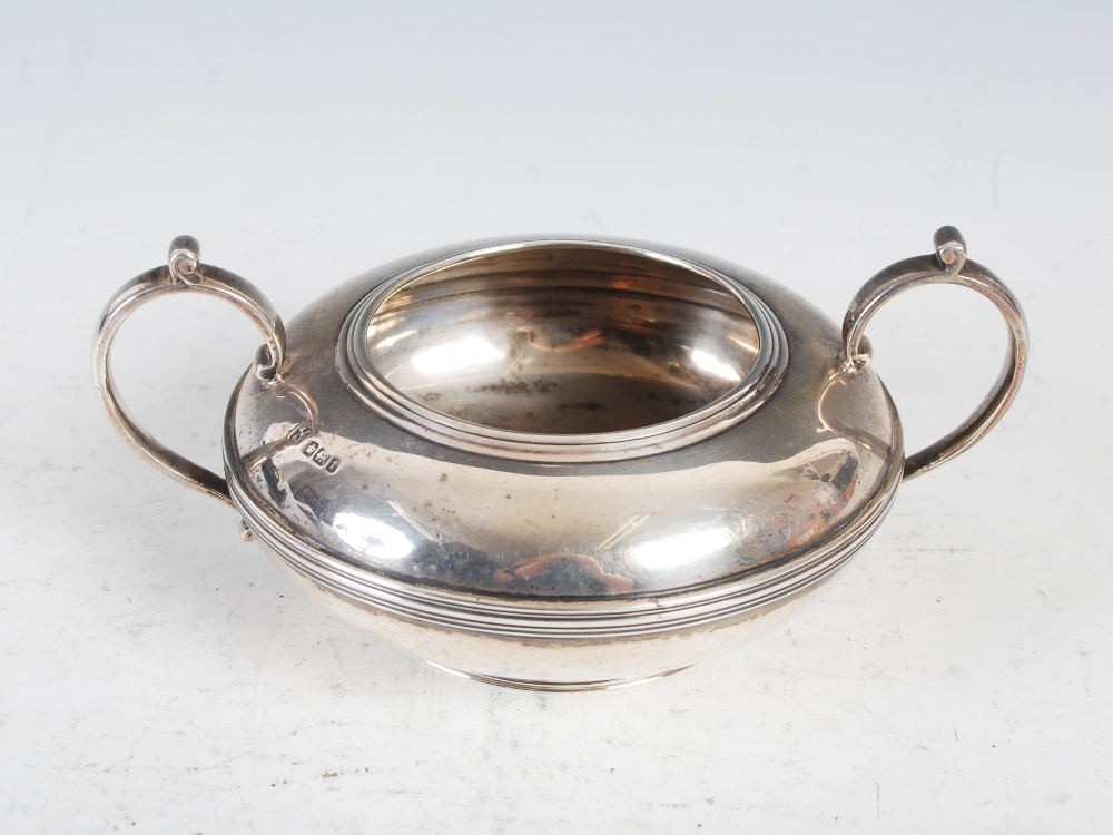 A George V silver three piece tea set, Sheffield, 1912, makers mark of WF over AF, circular shaped - Image 15 of 18
