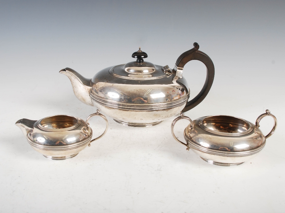 A George V silver three piece tea set, Sheffield, 1912, makers mark of WF over AF, circular shaped - Image 3 of 18