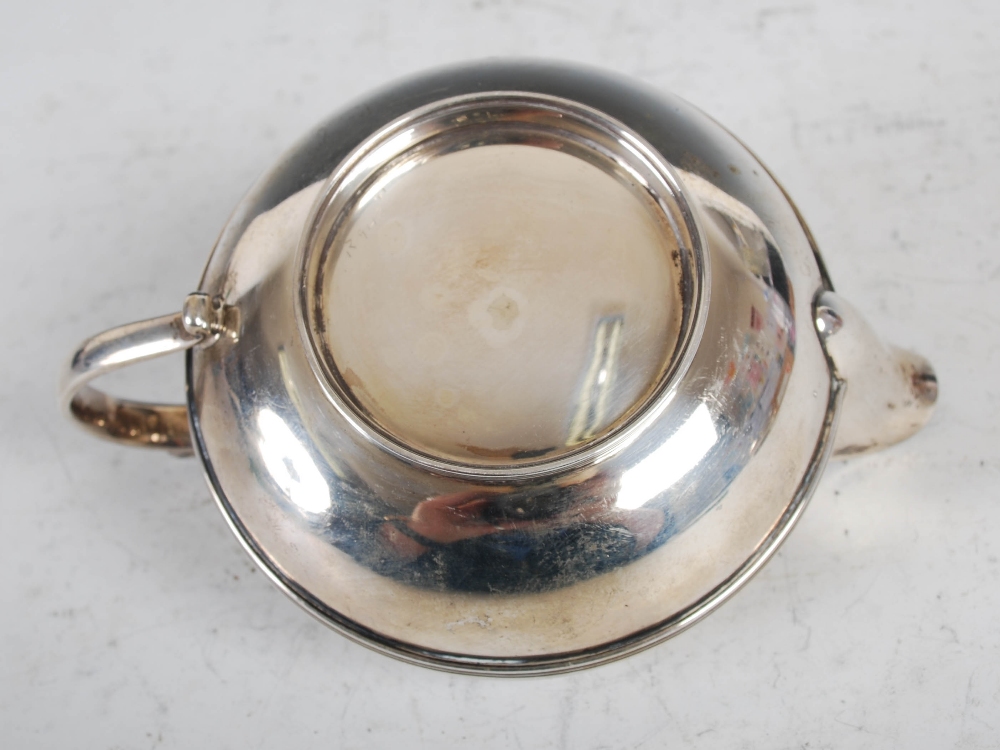 A George V silver three piece tea set, Sheffield, 1912, makers mark of WF over AF, circular shaped - Image 14 of 18