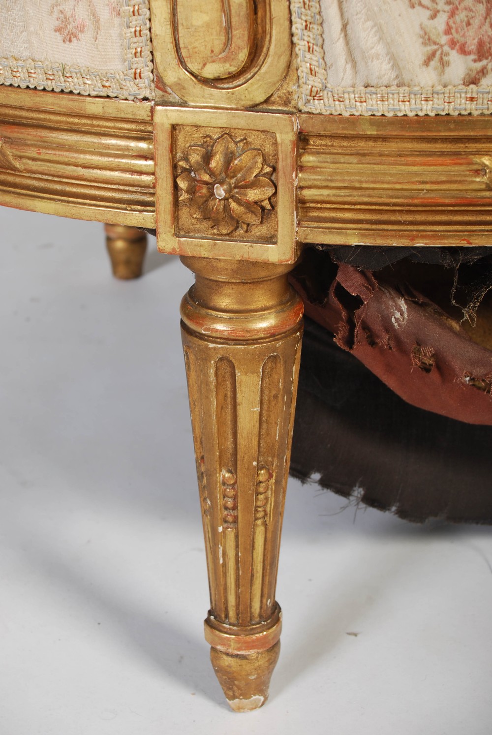 A late 19th century gilt wood sofa, the reeded top rail centred with flower and foliate carved - Image 3 of 17