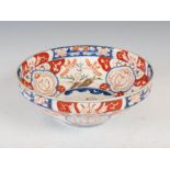 A Japanese Imari bowl, late 19th/ early 20th century, decorated with a central roundel enclosing