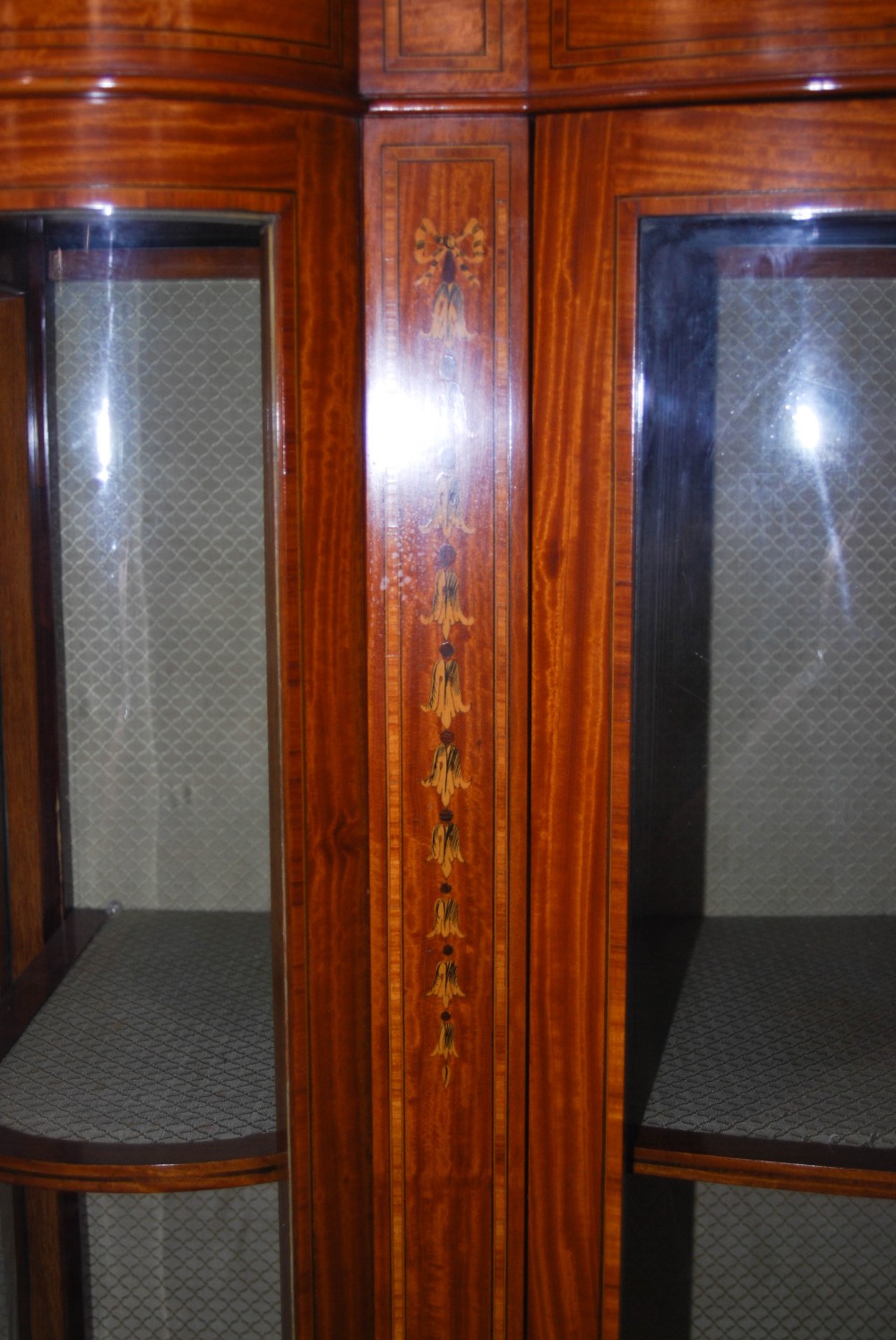 An Edwardian satinwood, ebony and boxwood lined display cabinet, the shaped cornice above a single - Image 6 of 6