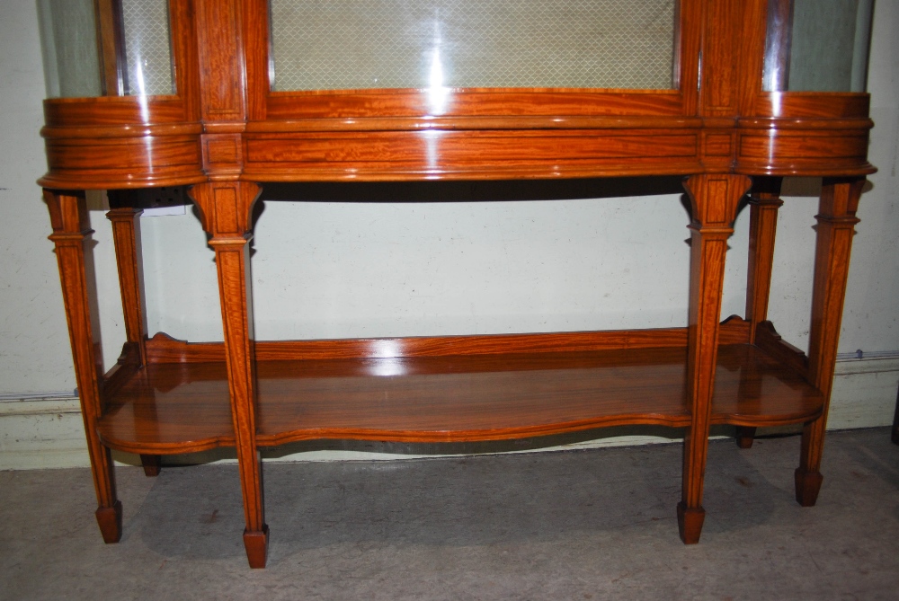 An Edwardian satinwood, ebony and boxwood lined display cabinet, the shaped cornice above a single - Image 5 of 6