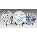 A group of Chinese porcelain plates, Qing Dynasty and later, comprising: an Imari plate decorated