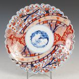 A Japanese Imari porcelain dish, late 19th/early 20th century, centred with a circular roundel of