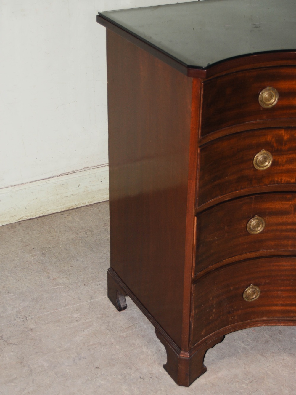 An early 20th century George III style mahogany serpentine chest, the shaped top above four long - Image 4 of 12