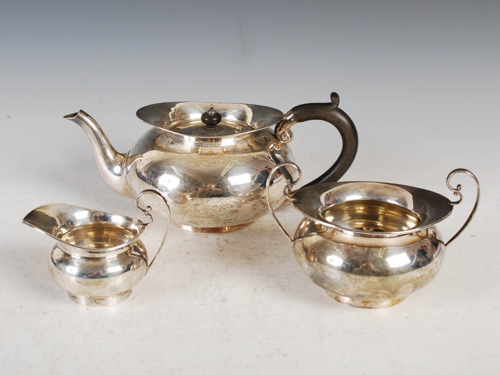 An Edwardian silver three piece tea set, Birmingham, 1908, makers mark of T.W, of plain circular - Image 3 of 16