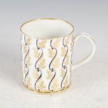 An 18th century Worcester porcelain tankard, decorated in underglaze blue with gilded highlights,