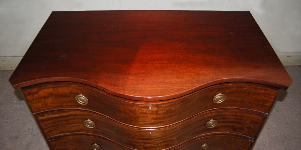 An early 20th century George III style mahogany serpentine chest, the shaped top above four long - Image 3 of 12