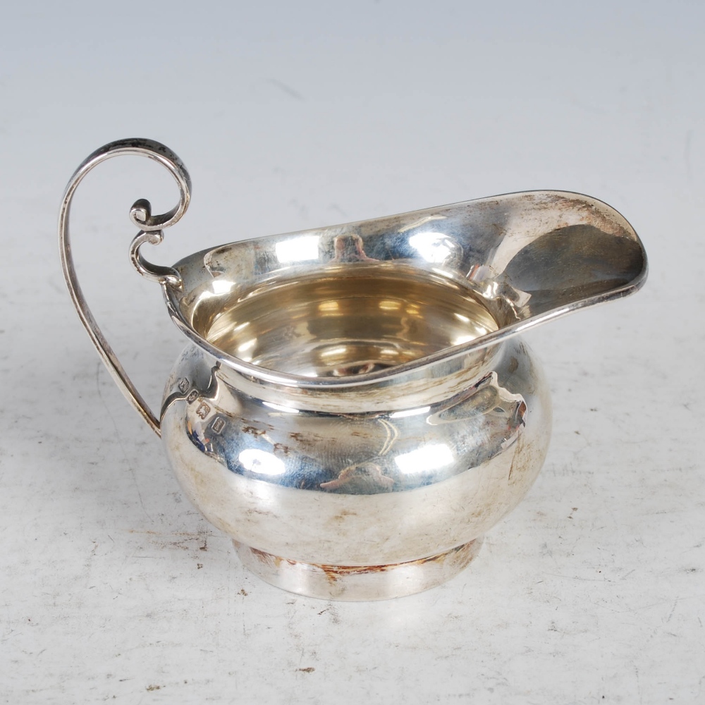 An Edwardian silver three piece tea set, Birmingham, 1908, makers mark of T.W, of plain circular - Image 13 of 16