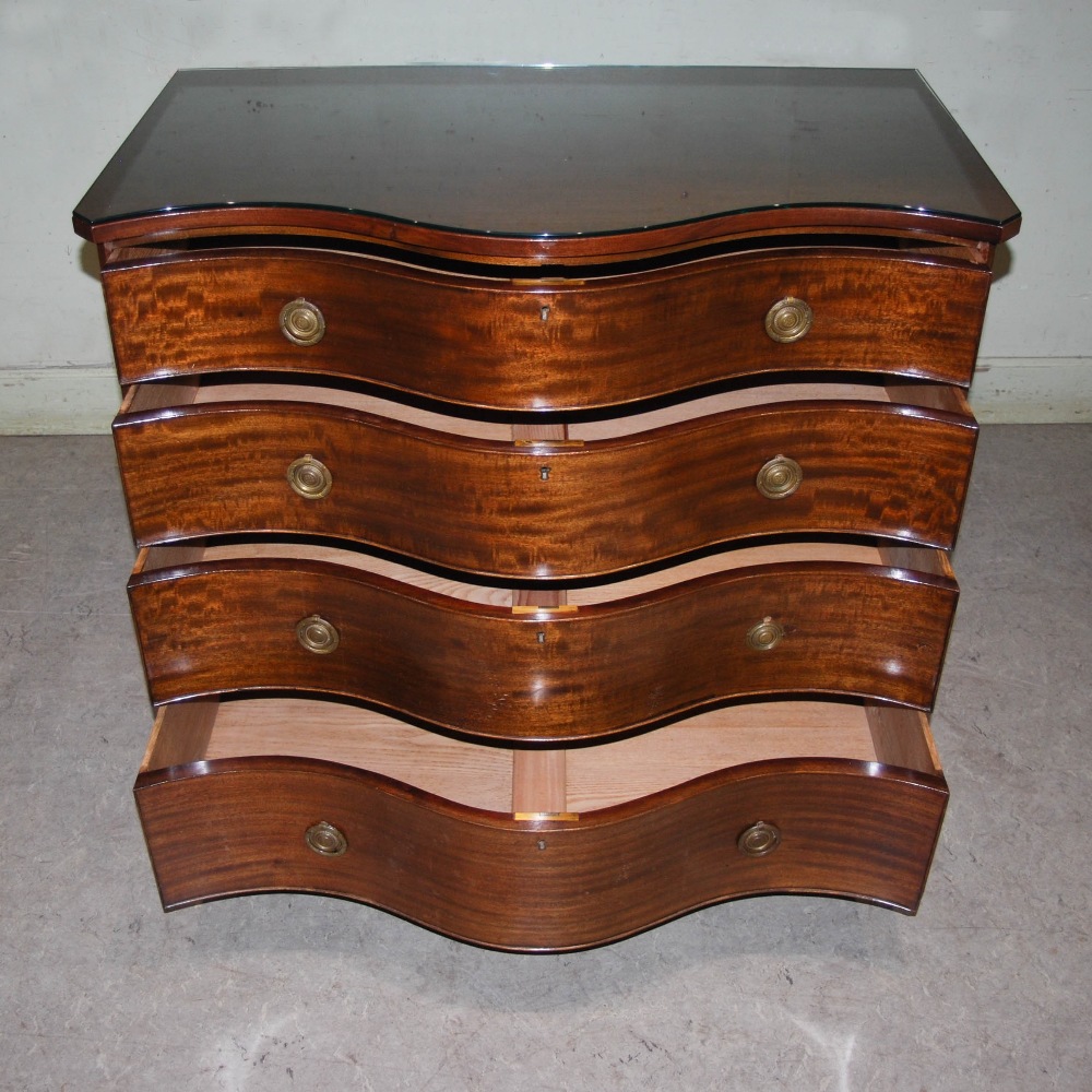 An early 20th century George III style mahogany serpentine chest, the shaped top above four long - Image 6 of 12