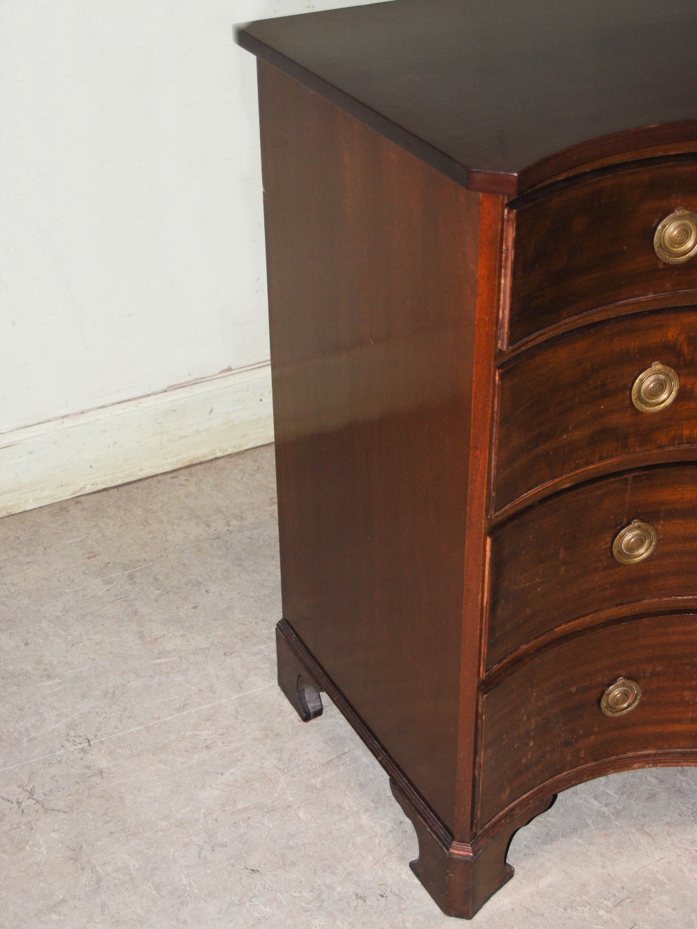 An early 20th century George III style mahogany serpentine chest, the shaped top above four long - Image 5 of 12