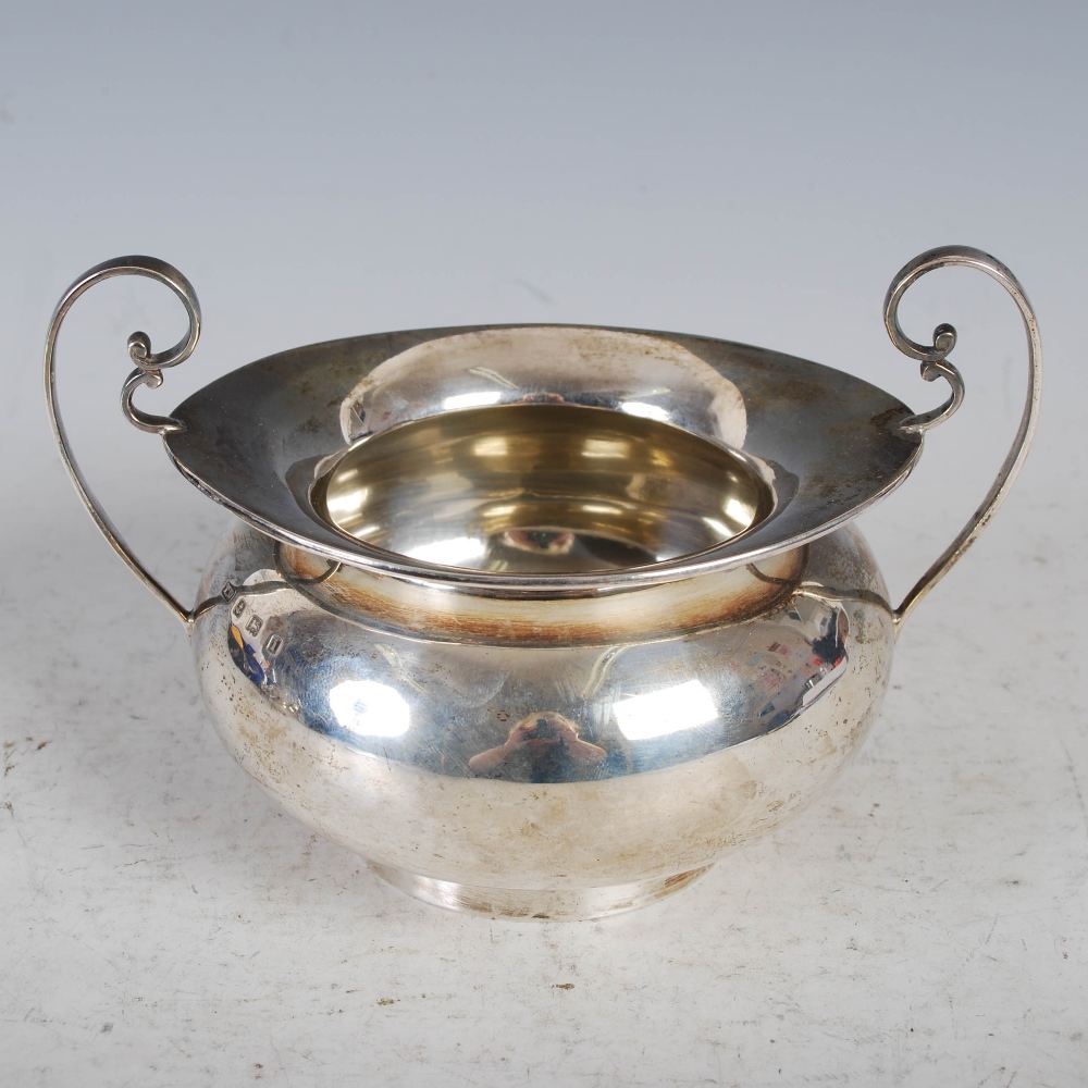 An Edwardian silver three piece tea set, Birmingham, 1908, makers mark of T.W, of plain circular - Image 9 of 16