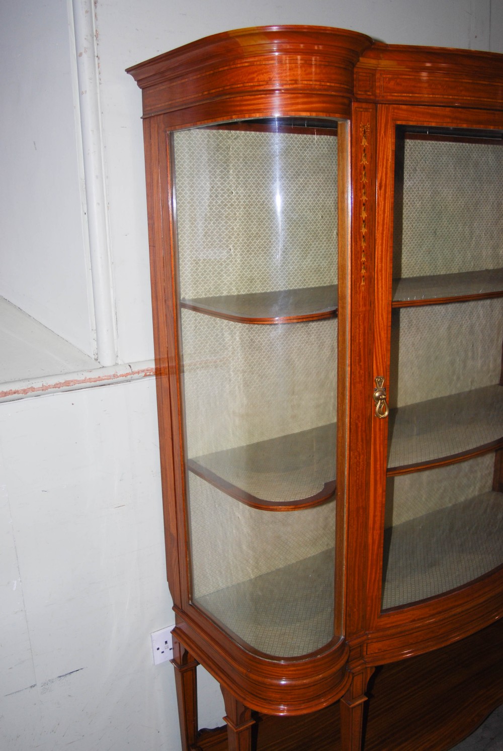 An Edwardian satinwood, ebony and boxwood lined display cabinet, the shaped cornice above a single - Image 3 of 6