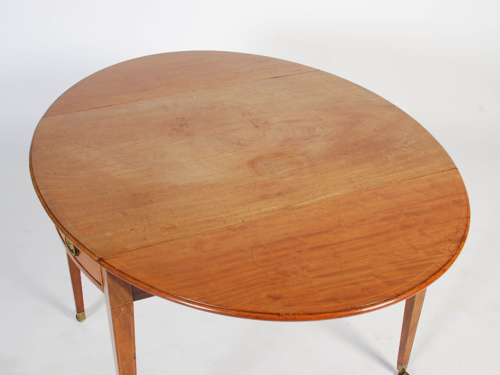 A 19th century mahogany and boxwood lined Pembroke table, the oval top with twin drop leaves over - Image 6 of 8