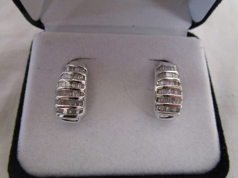 White gold diamond stud earrings with baguette stones approx 1ct ( 120 diamonds )