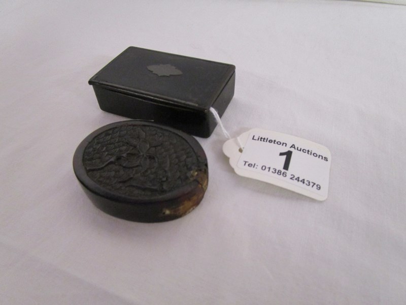 Snuff box and tortoise shell stamp