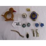 Box of collectables & costume jewellery to include napkin holders, Victorian brooch & half crown