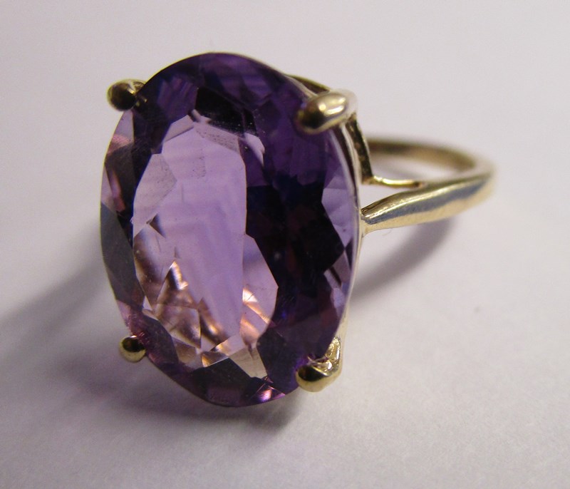 Gold amethyst set ring