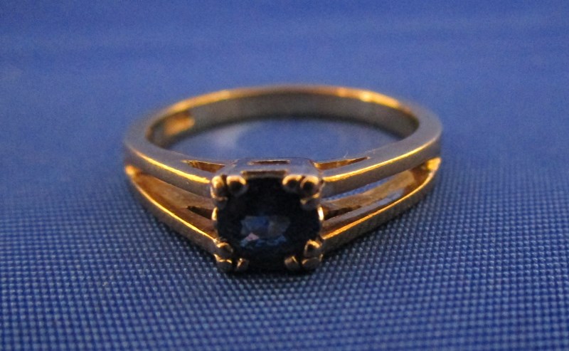 Gold sapphire set ring