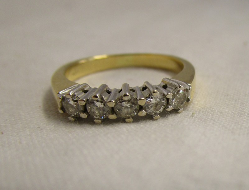 18ct gold 5 stone diamond ring