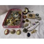 Vintage costume jewellery to include hat pins