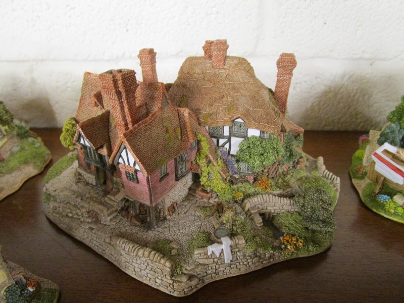 Shelf of boxed Lilliput Lane cottages - Image 5 of 6