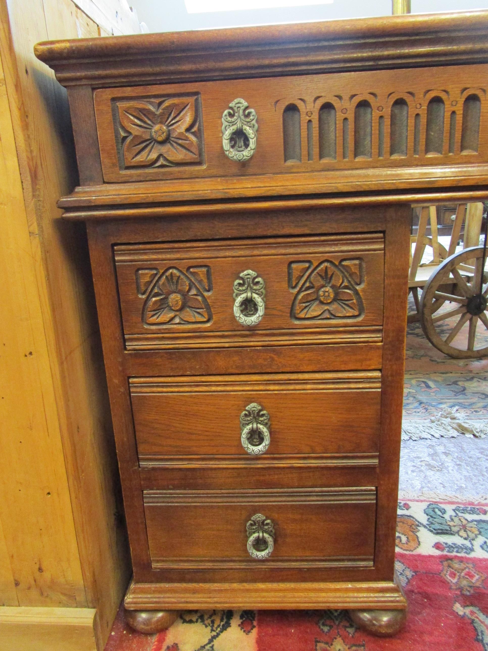 Fine quality oak pedestal desk ( H: 80cm W: 137cm D: 77cm) with red leather top and matching chair - Image 3 of 4