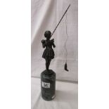 Art Deco bronze - Girl fishing on marble plinth with foundry mark (H: 30cm)
