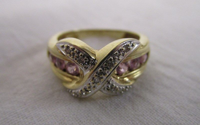 Gold diamond & pink tourmaline set ring - Estimate £80 - £120