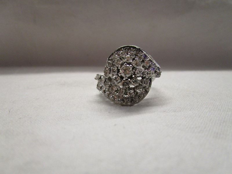 Large & unusual diamond set swirl ring - Estimate £600 - £900 - Bild 4 aus 6