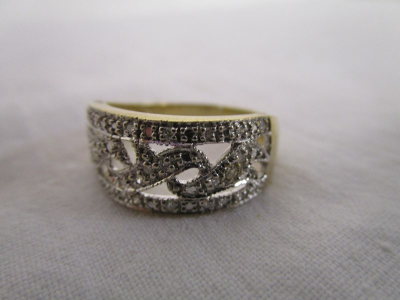 Gold & diamond set ring - Estimate £90 - £140