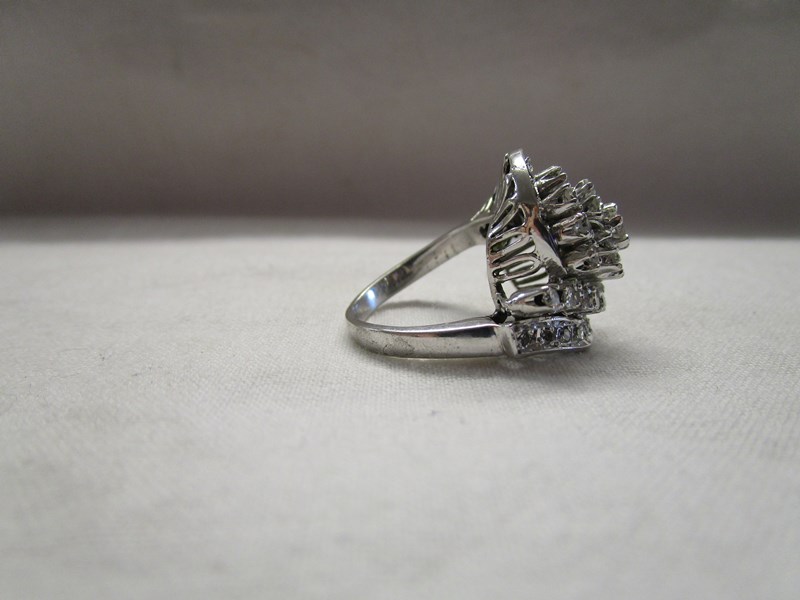 Large & unusual diamond set swirl ring - Estimate £600 - £900 - Bild 3 aus 6