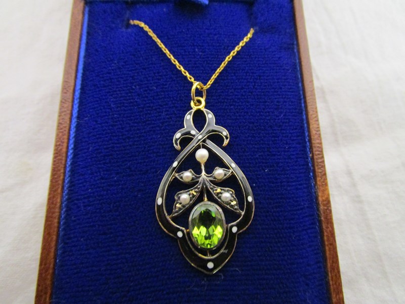 Enamel, peridot & pearl set pendant on chain - Estimate £80 - £120