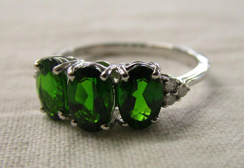 White gold green garnet & diamond set ring