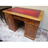 Victorian mahogany pedestal leather top desk (H: 76cm W:114cm D:70cm)